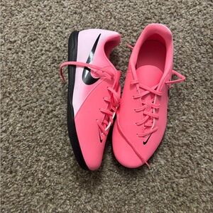 Girls Pink Nike SOCCER Phantom Shoes New No Original Box Size 5.5Y